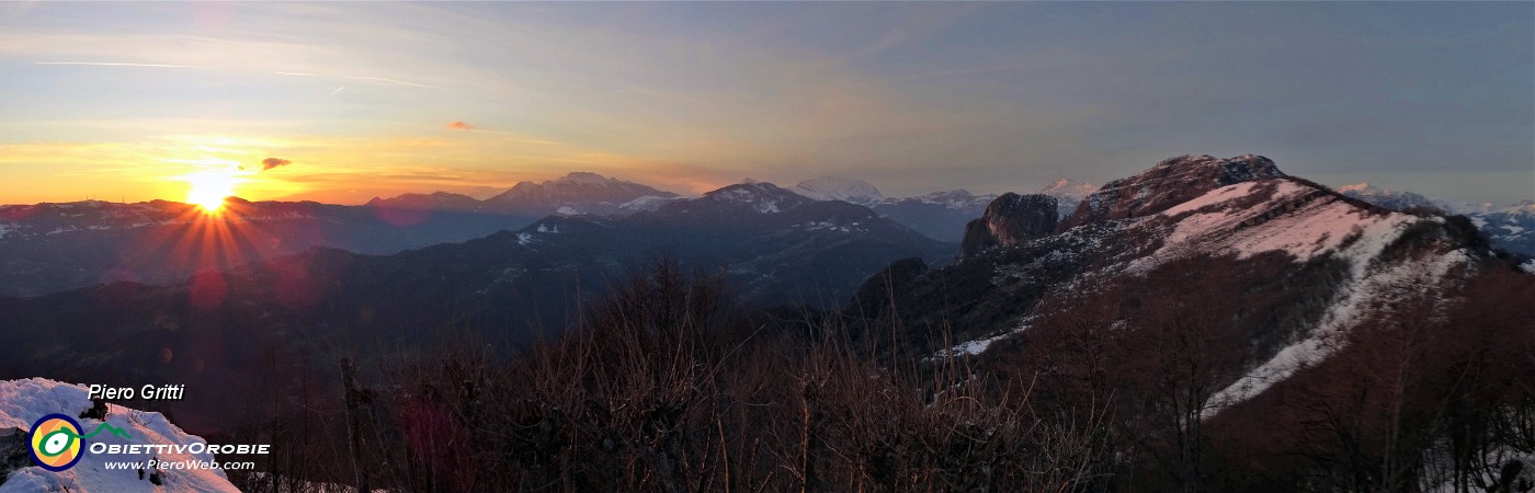 93 Castel Regina nelle luci del tramonto dal Pizzo Cerro.jpg